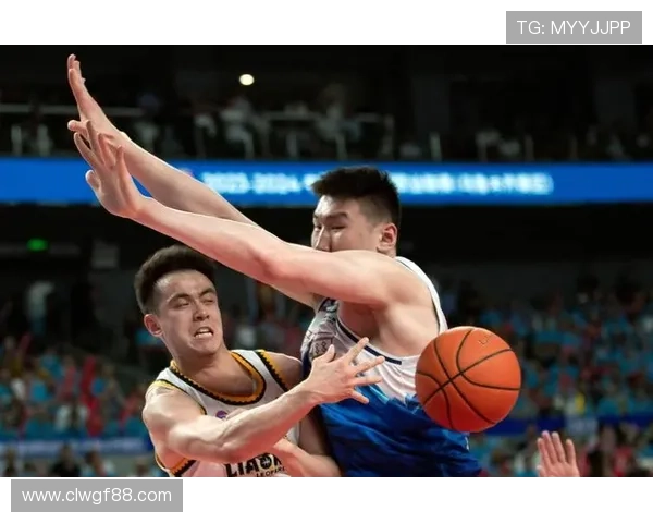 四冠中锋提前备战新赛季展现冠军风范与决心 四冠中锋提前备战新赛季展现冠军风范与决心